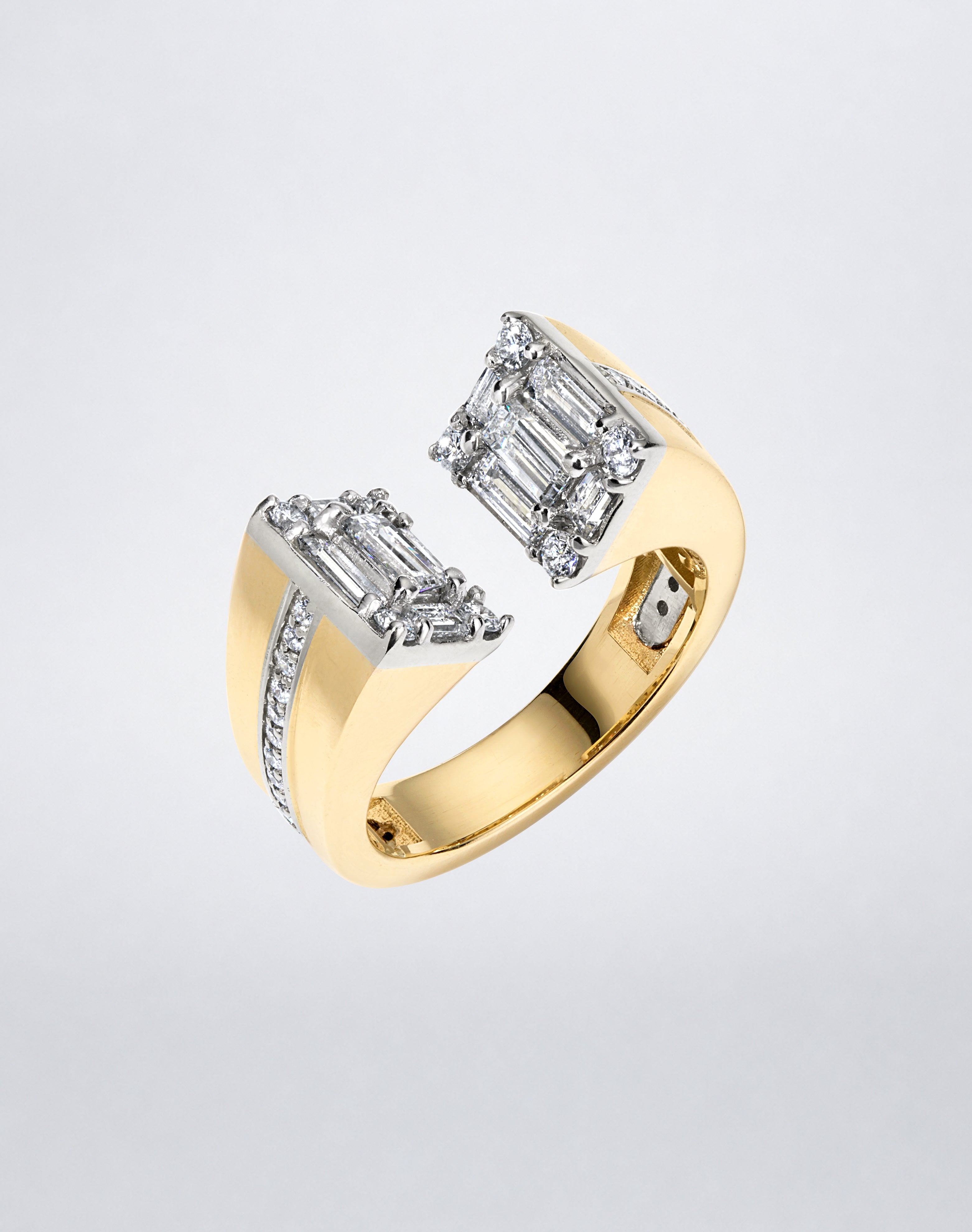 CLARITY³ Axis Ring in 18K yellow gold with baguette-cut and round diamonds, angled view