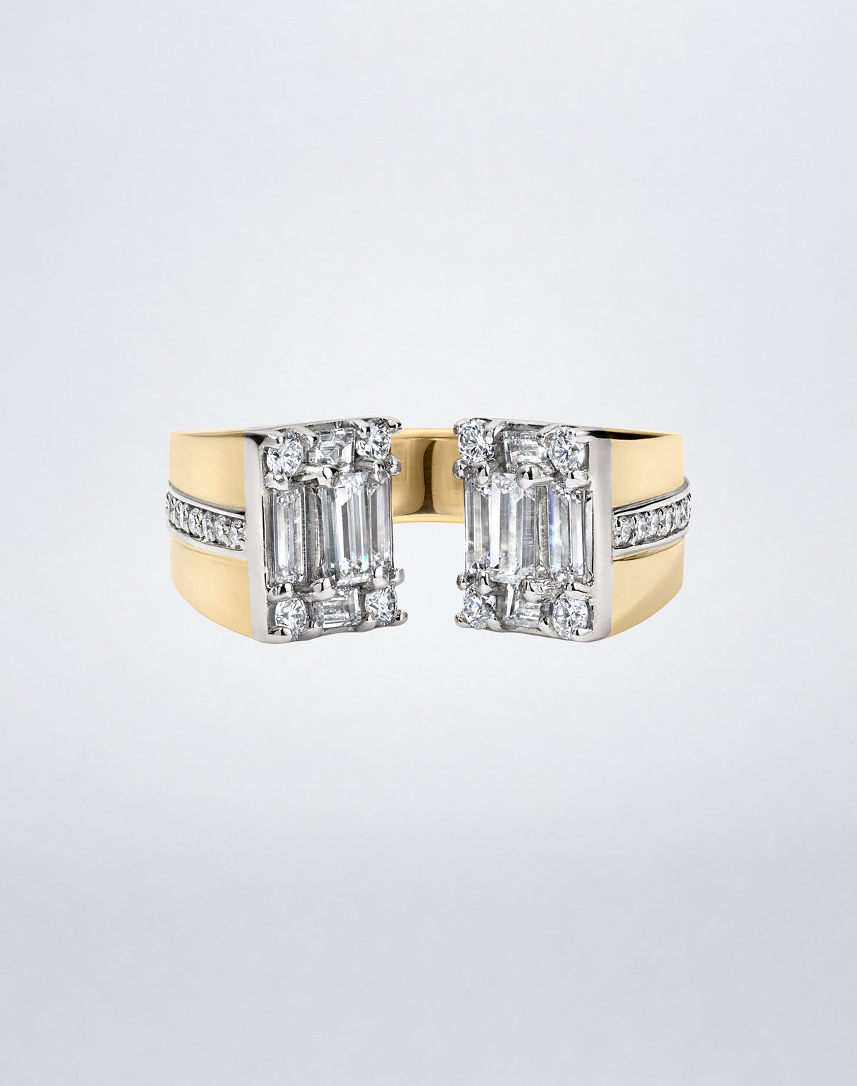 CLARITY³ Axis Ring in 18K yellow gold with baguette-cut and round diamonds, front view
