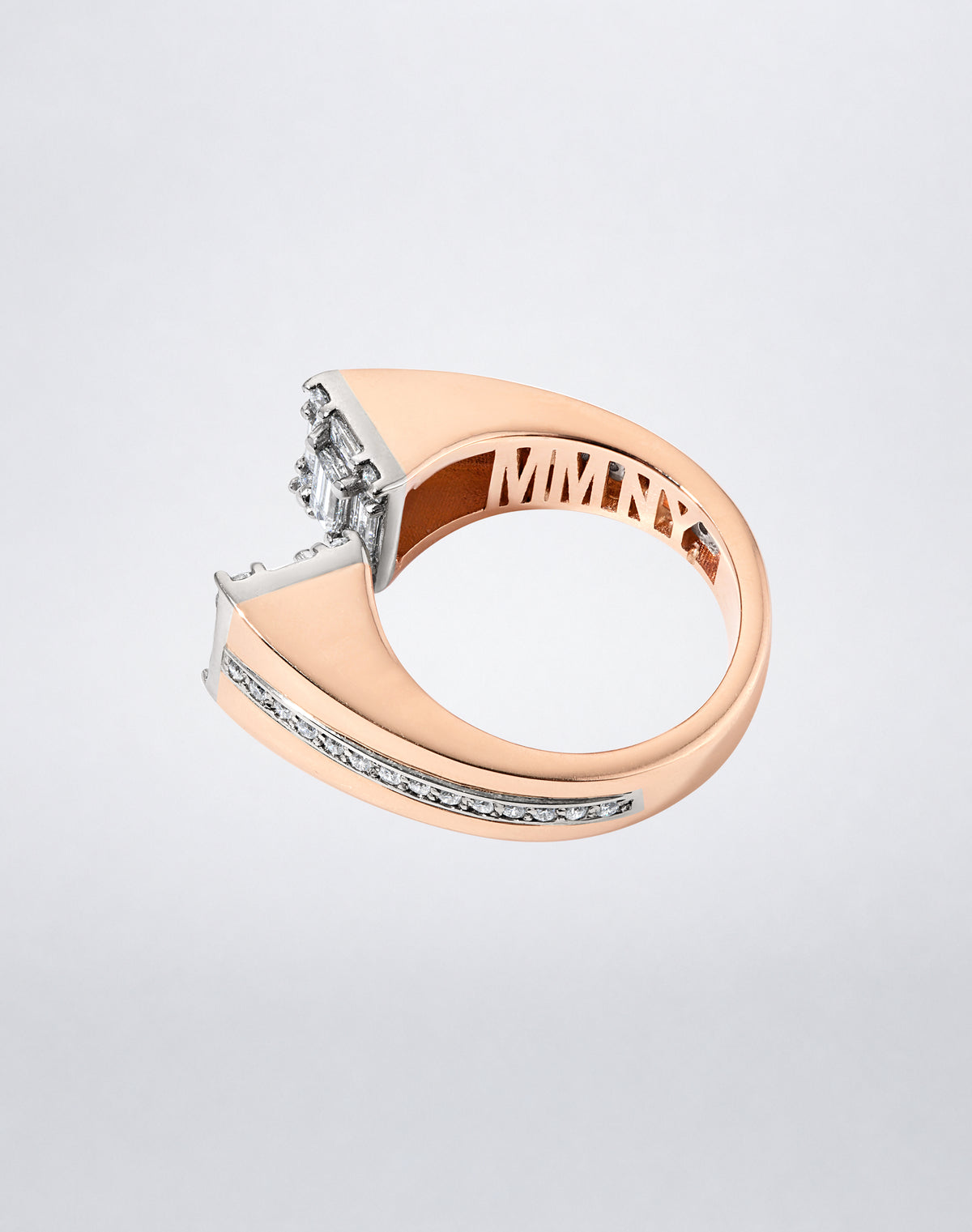 CLARITY³ Axis Ring in 18K rose gold with baguette-cut and round diamonds, detail view