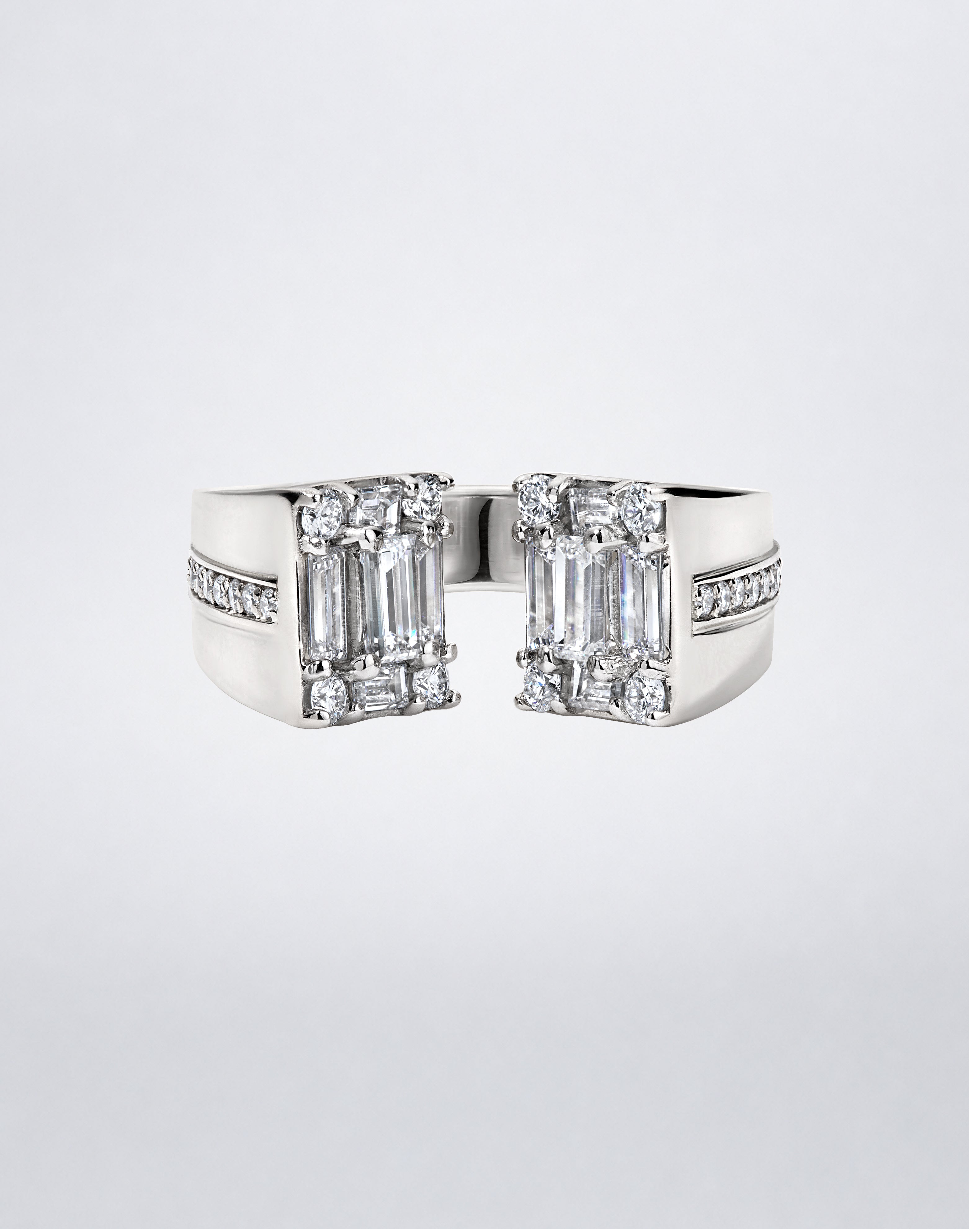 CLARITY³ Axis Ring in 18K white gold with baguette-cut and round diamonds, front view