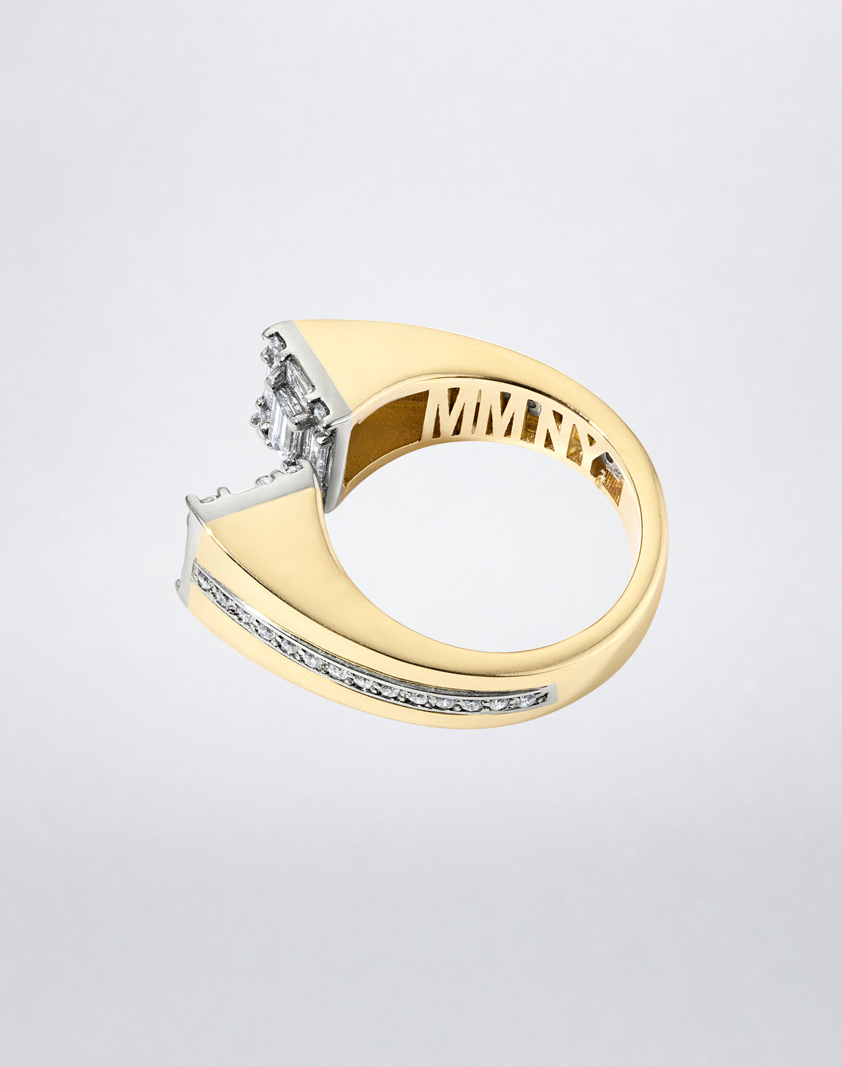CLARITY³ Axis Ring in 18K yellow gold with baguette-cut and round diamonds, detail view