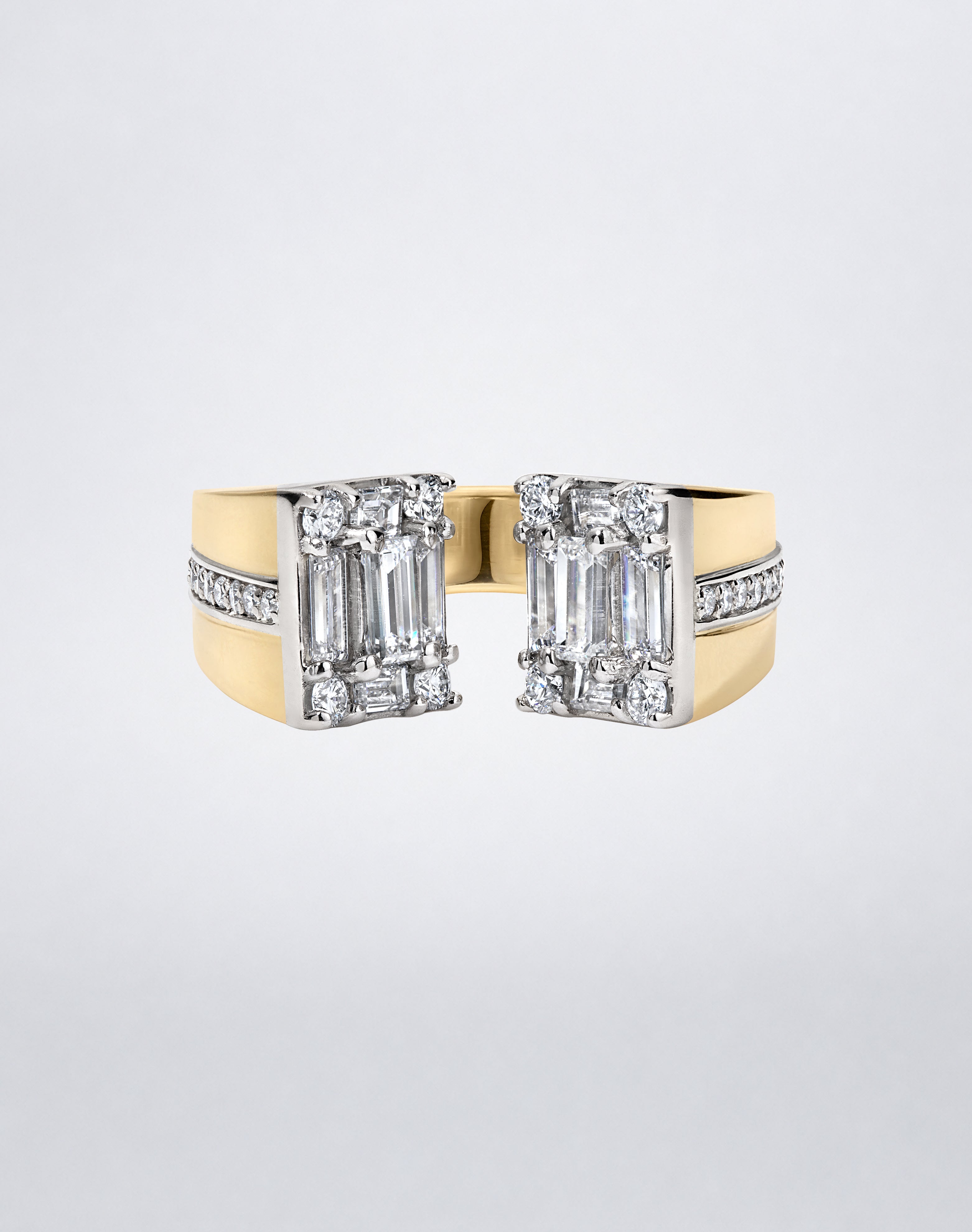 CLARITY³ Axis Ring in 18K yellow gold with baguette-cut and round diamonds, front view