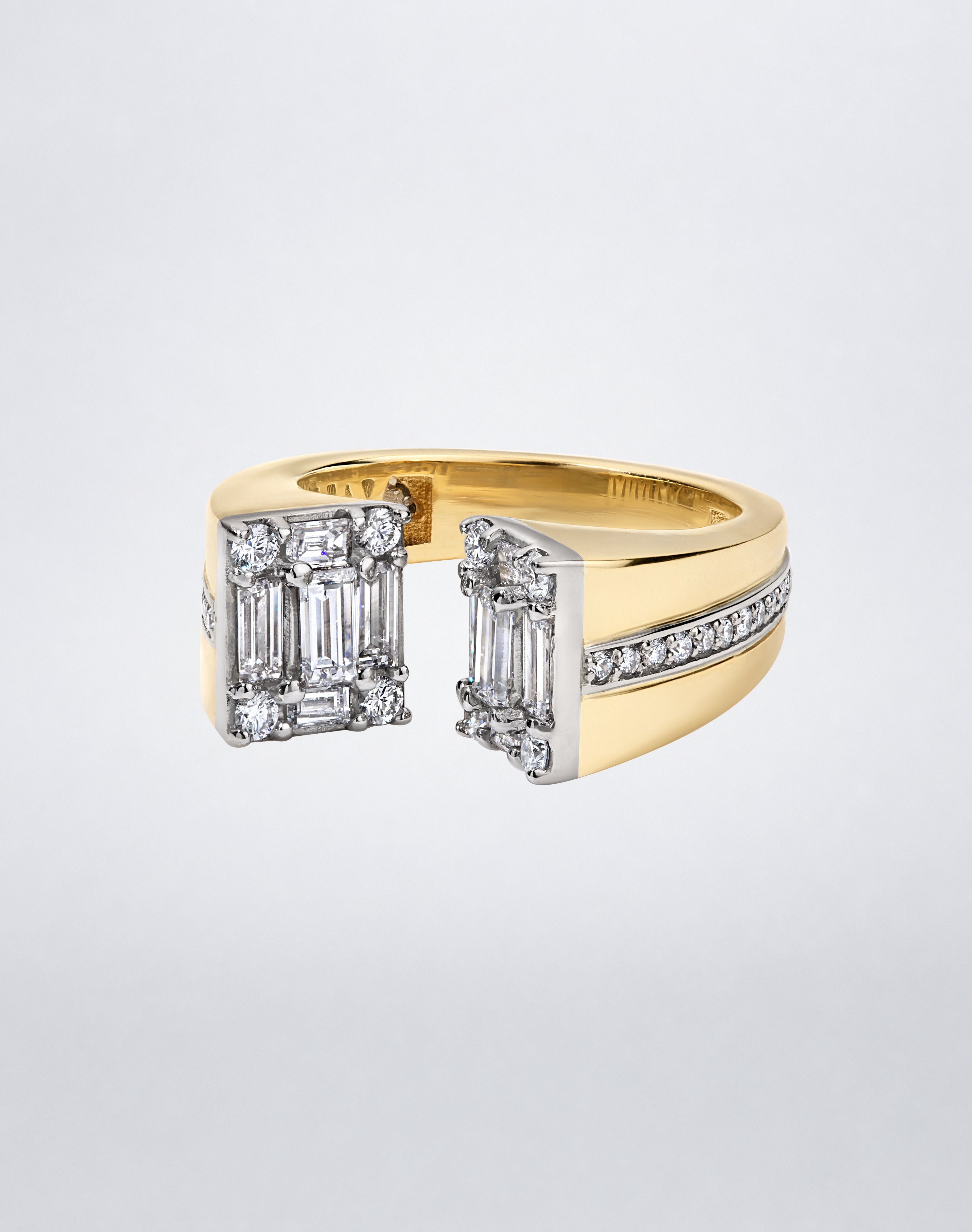 CLARITY³ Axis Ring in 18K yellow gold with baguette-cut and round diamonds, side view