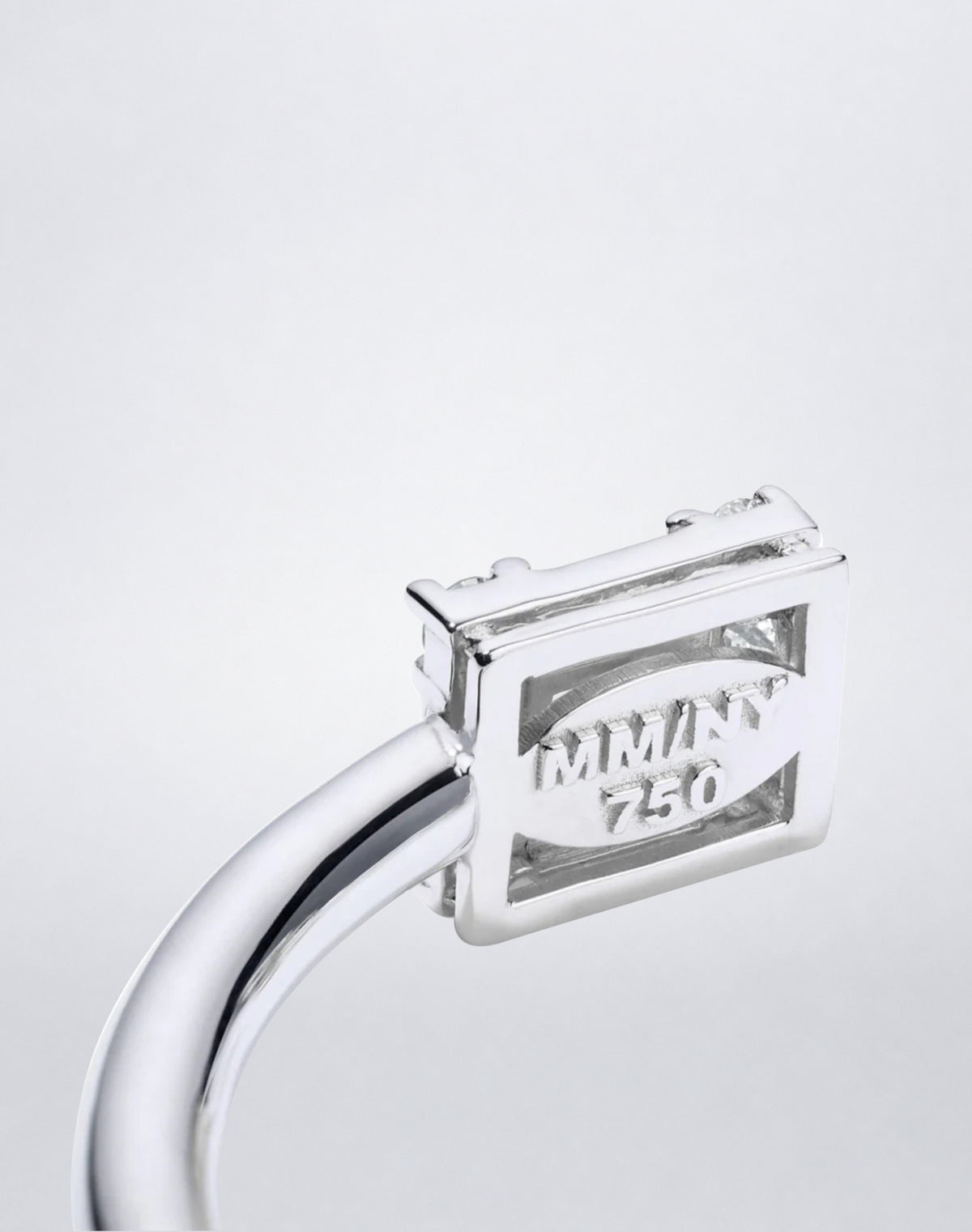 Mindi Mond New York Clarity³ Dual Cube Hinged Bangle in 18k white gold, close-up of the open-backed diamond formation with MM/NY 750 hallmark