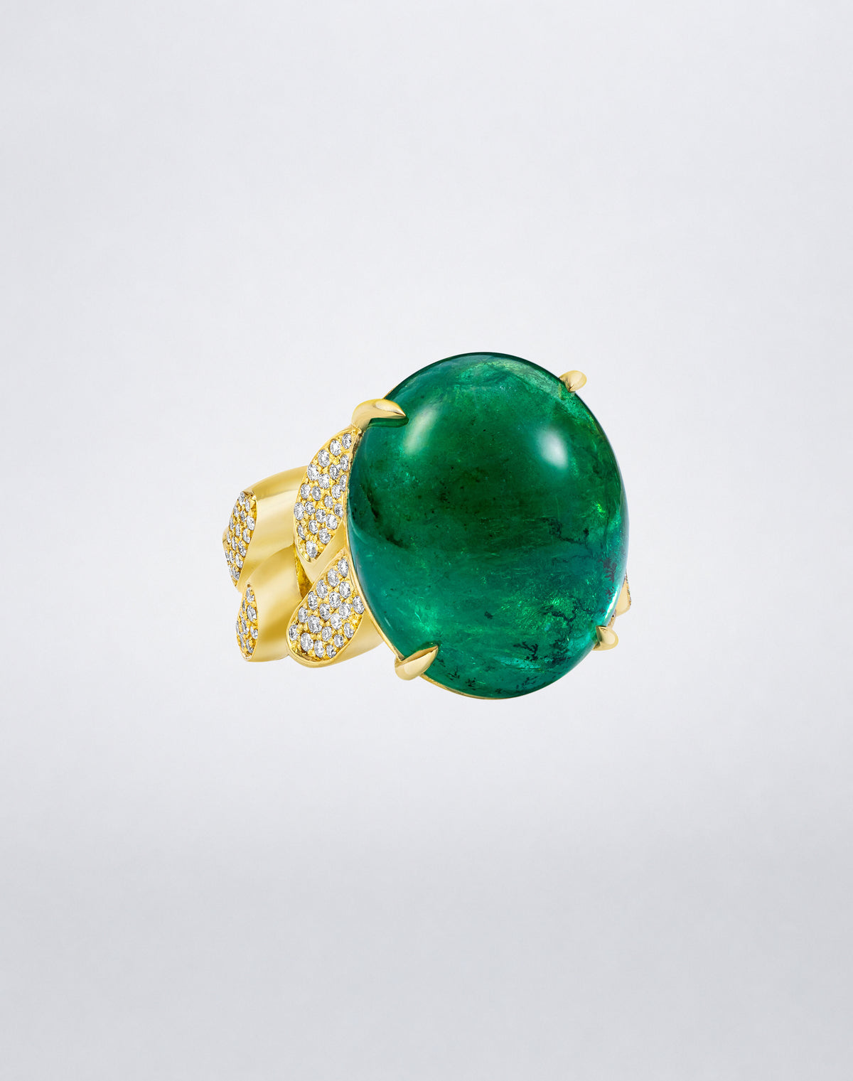Mindi Mond New York Emerald and Diamond Link Ring with oval cabochon emerald and pavé diamond links in 18K yellow gold.